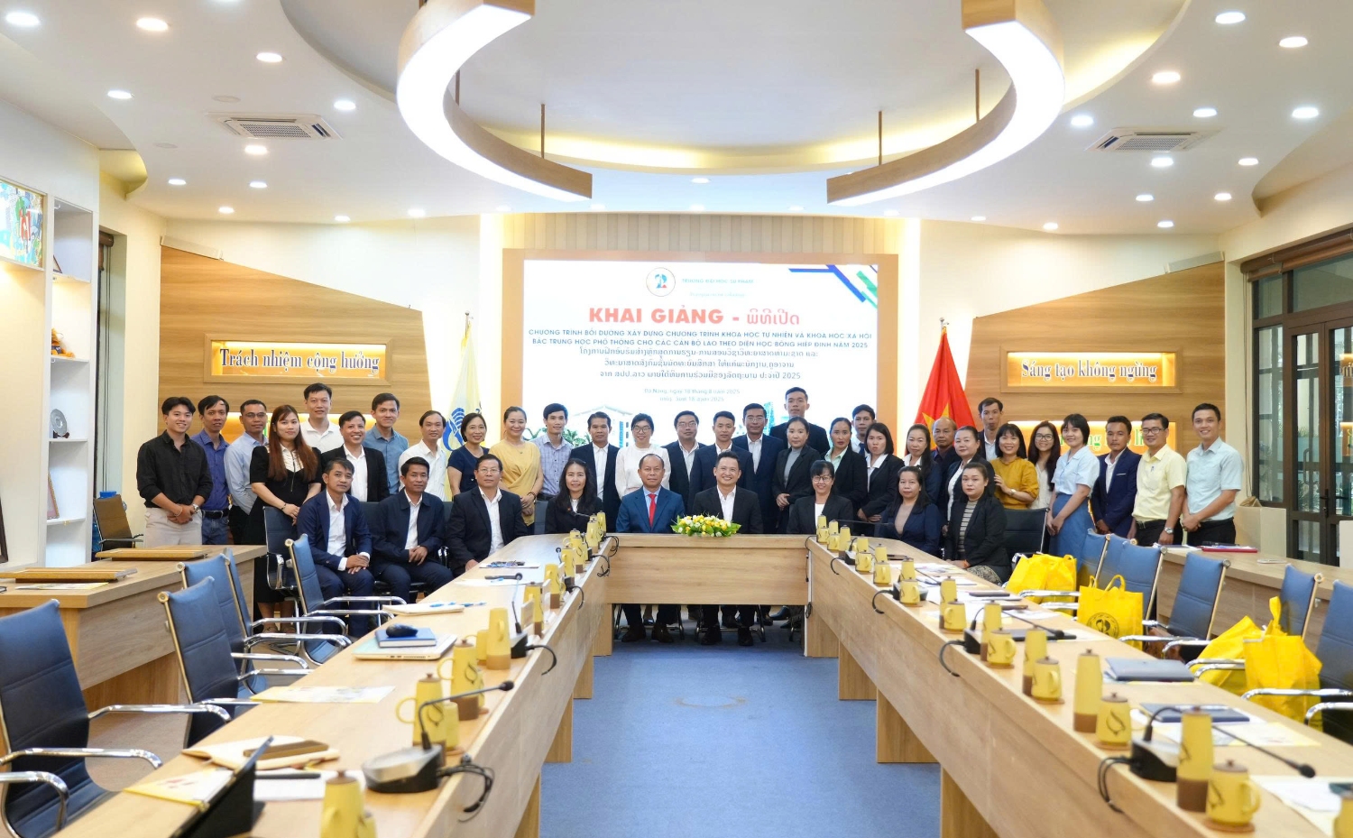 UED khai giảng Khóa bồi dưỡng giáo dục THPT cho giáo viên Lào