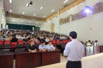 GS. Phan Thành Nam trình bày bài giảng “Cơ học lượng tử dưới góc nhìn toán học” cho sinh viên