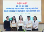 Khen thưởng đội tuyển lưu học sinh tham dự Cuộc thi hùng biện tiếng Việt