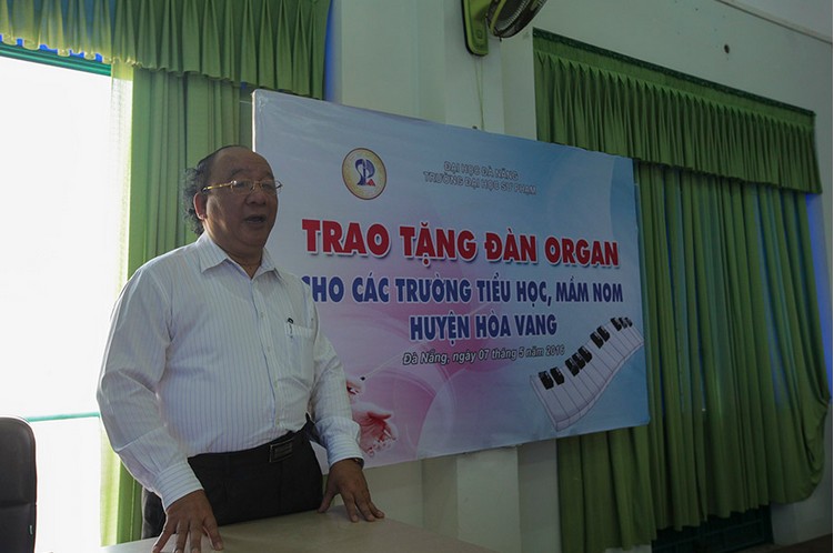 PGS.TS. Nguyễn Bảo Hoàng Thanh – Hiệu trưởng Nhà trường phát biểu tại buổi Lễ trao tặng đàn.