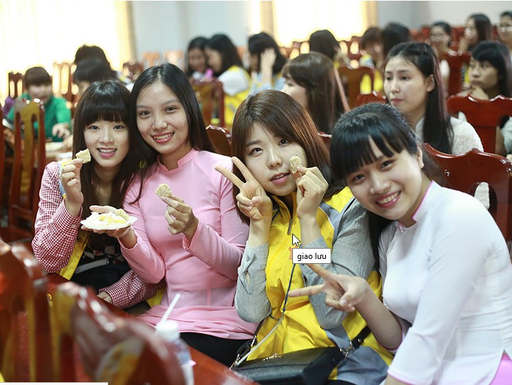 Sinh viên Khoa Giáo dục Tiểu học - Trường ĐH Sư phạm rạng rỡ cùng các bạn sinh viên đến từ ĐH Chinju Hàn Quốc. Ảnh: Trung Châu