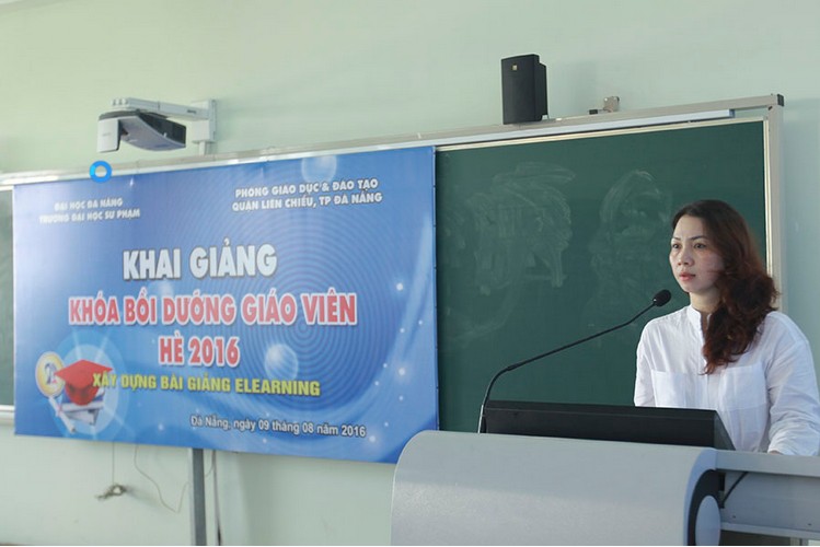 Bà Lữ Thị Kim Hoa - Trưởng Phòng Giáo dục và Đào tạo Quận Liên Chiểu đề cao tầm quan trọng của việc ứng dụng công nghệ trong đổi mới giảng dạy. Đó là lý do mà Phòng Giáo dục và Đào tạo đề xuất với Trường ĐH Sư phạm mở khóa bồi dưỡng này.