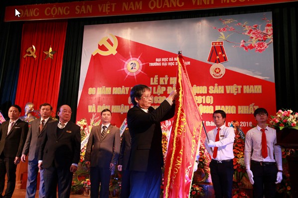 Thừa ủy quyền của Chủ tịch nước, Phó Chủ tịch UBND thành phố Đà Nẵng Nguyễn Ngọc Tuấn trao tặng Huân chương Lao động hạng nhất Trường ĐH Sư phạm - ĐH Đà Nẵng.