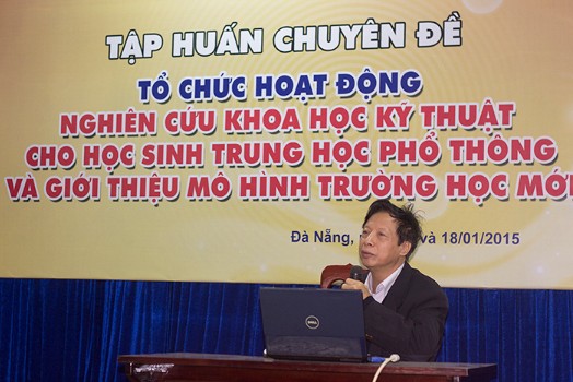 PGS.TS. Giảng viên cao cấp Phạm Xuân Quế trình bày tại lớp tập huấn