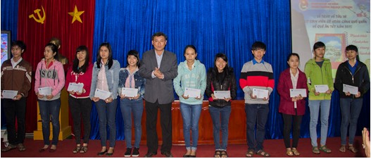 PGS.TS. Lưu Trang trao hỗ trợ vé tàu xe cho sinh viên có hoàn cảnh khó khăn 