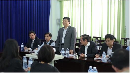 PGS.TS. Lê Quang Sơn – Phó Hiệu trưởng Trường Đại học Sư phạm báo cáo với Đoàn về Trường Đại học Sư phạm