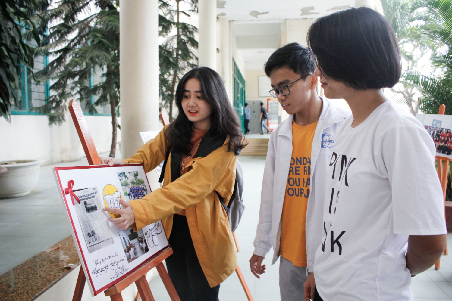 Triển lãm ảnh: Sinh viên với học thuật và tình nguyện