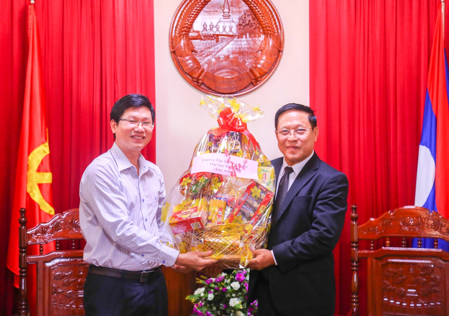 Trường Đại học Sư phạm thăm và chúc mừng Quốc khánh CHDCND Lào