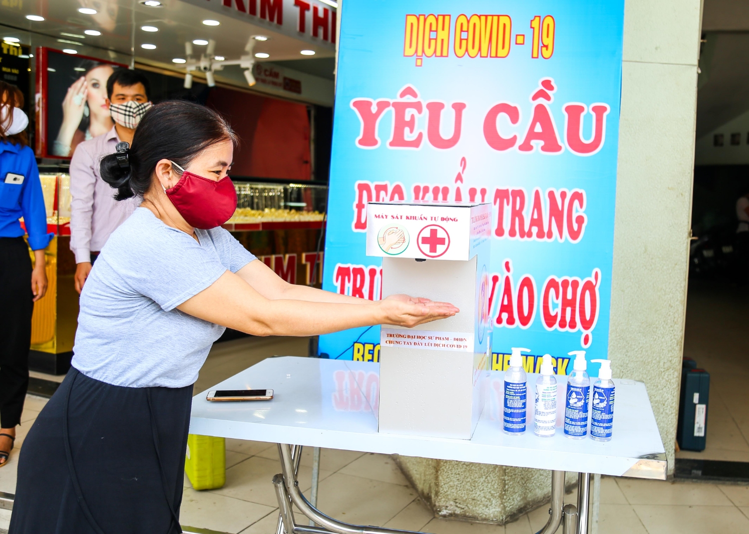 Trường Đại học Sư phạm trao tặng máy sát khuẩn cho 5 chợ truyền thống lớn tại Đà Nẵng