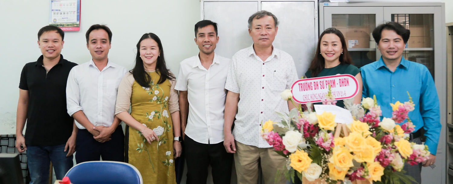 Lãnh đạo Trường Đại học Sư phạm thăm, tặng hoa chúc mừng đơn vị truyền thông và Tổ Báo chí nhân kỉ niệm 95 năm Ngày Báo chí cách mạng Việt Nam