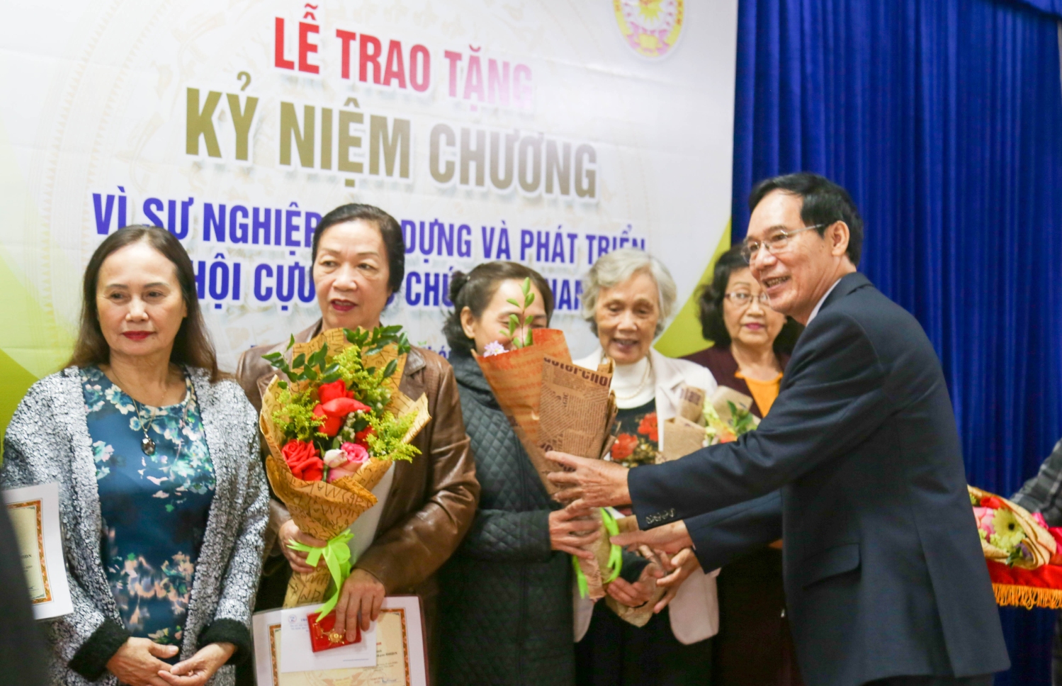 Lễ trao tặng kỷ niệm chương "Vì sự nghiệp xây dựng và phát triển hội Cựu giáo chức Việt Nam"