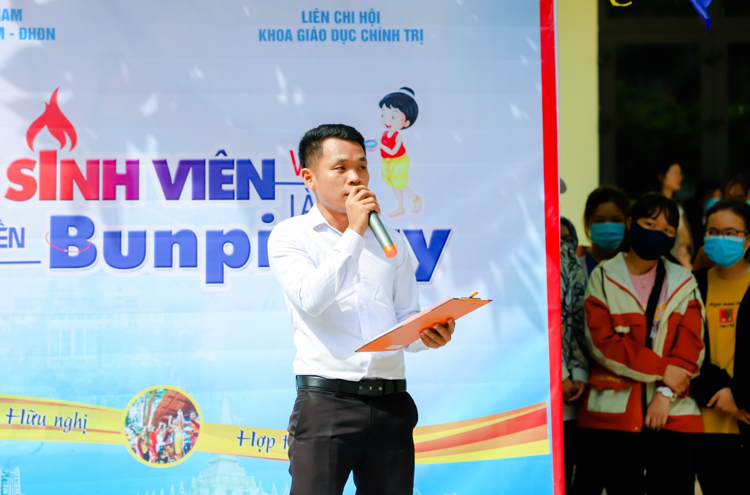 Giao lưu sinh viên Việt Lào mừng Tết cổ truyền Bunpimay