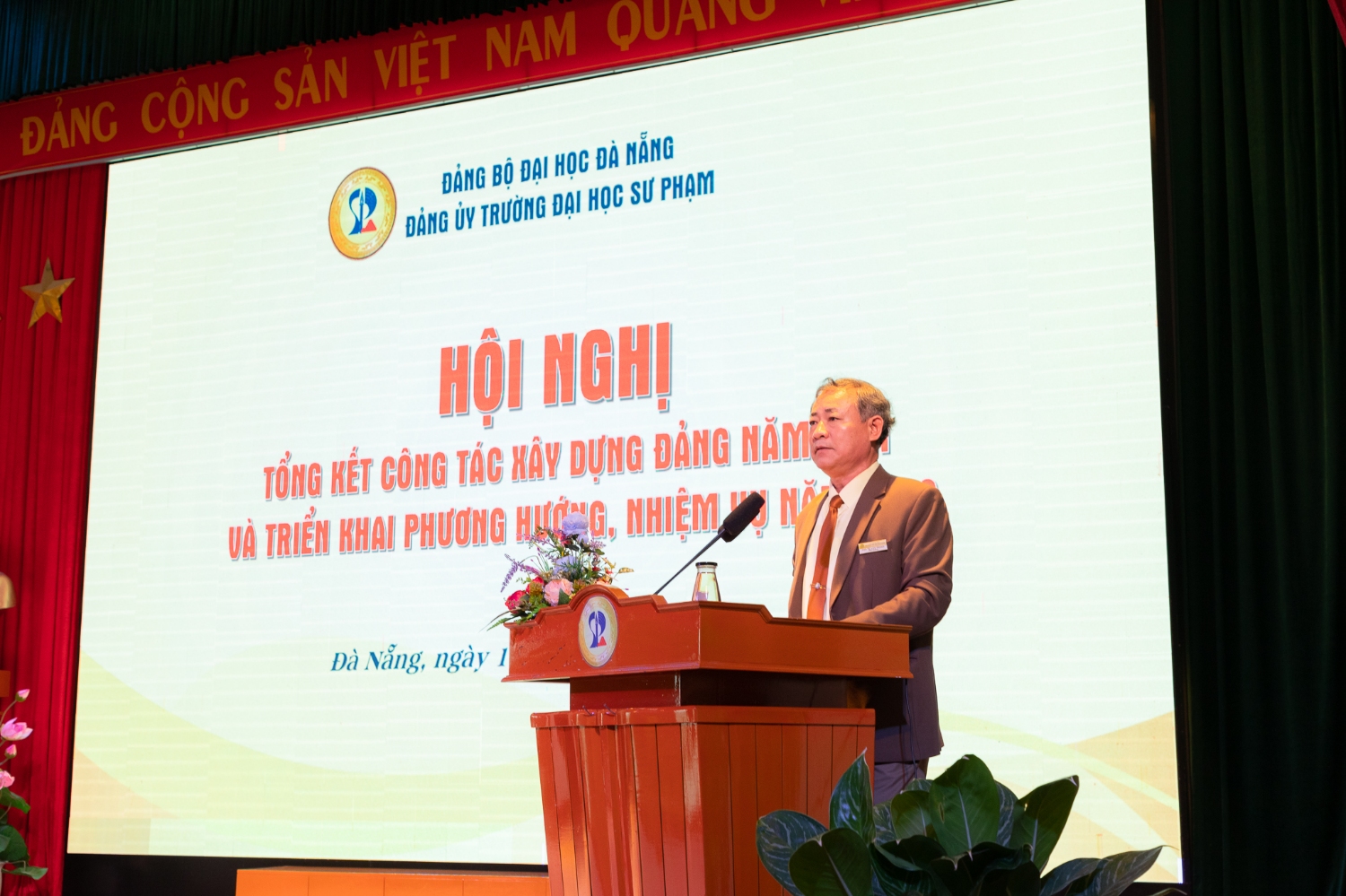Đồng chí Lưu Trang, Bí thư Đảng ủy phát biểu khai mạc Hội nghị