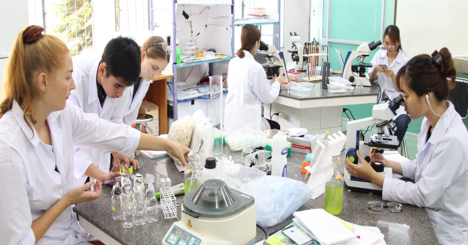 Các sinh viên Đan Mạch tại Phòng thí nghiệm của UED