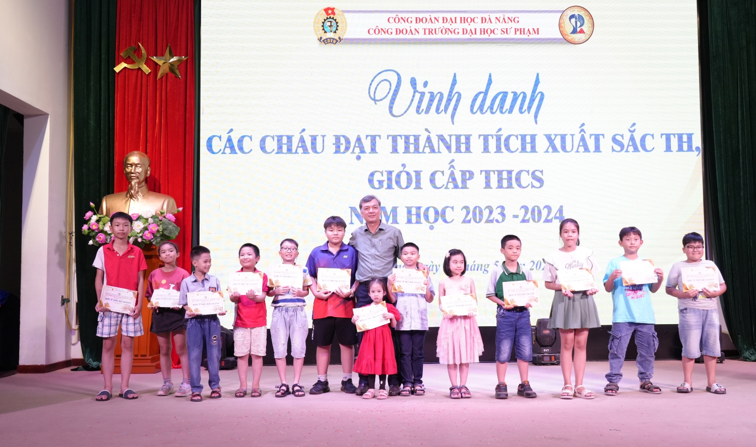 Trao thuong Hoc sinh gioi Xuat sac 03