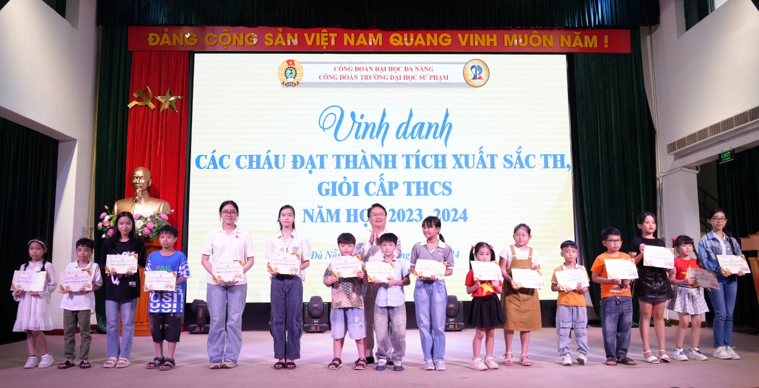 Trao thuong Hoc sinh gioi Xuat sac 05