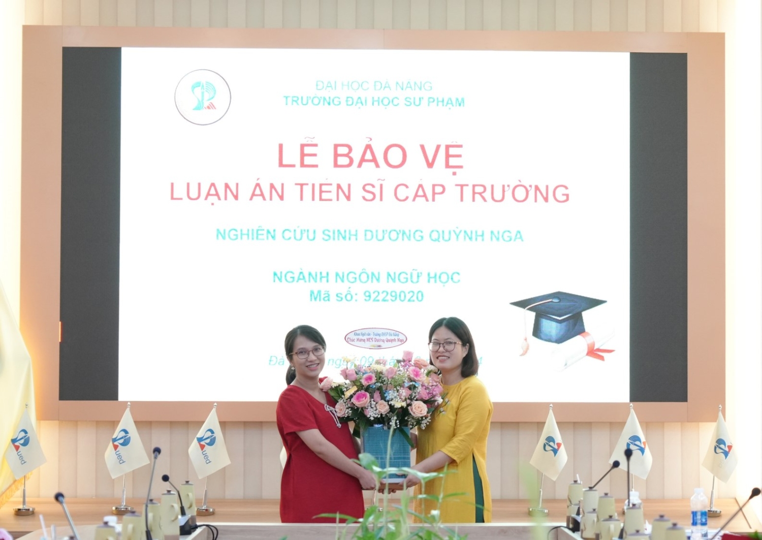 NCS nganh Ngon ngu hoc bao ve thanh cong luan an tien si cap Truong 01