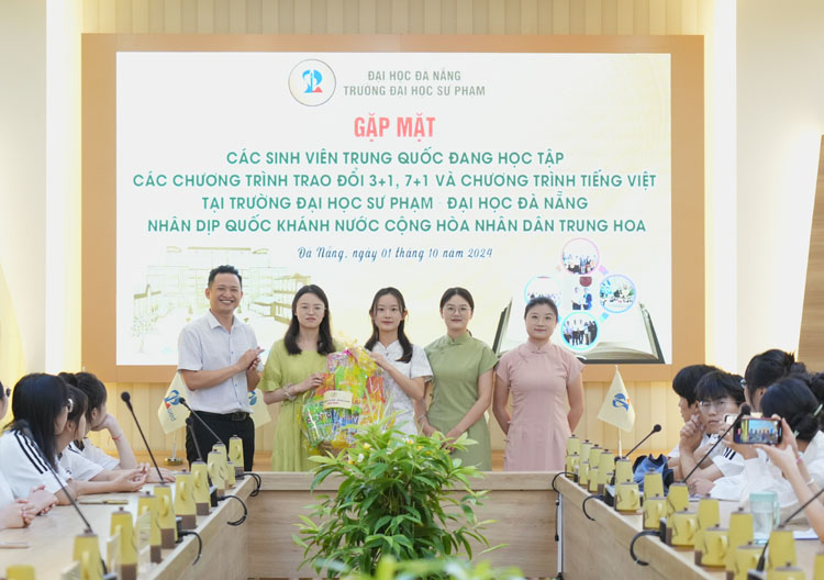 dt Gap mat luu hoc sinh Trung Quoc nhan dip Quoc khanh 4