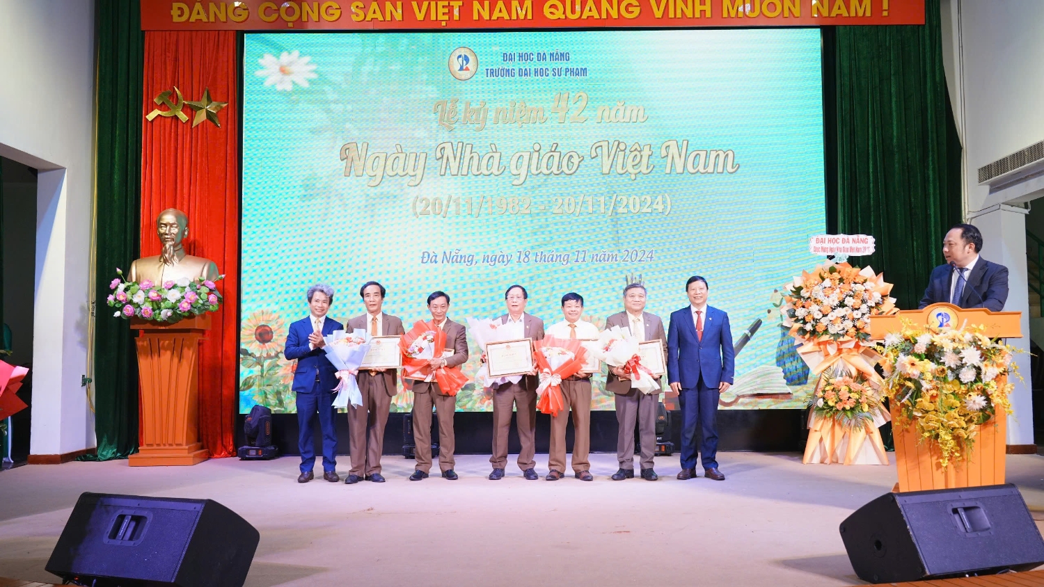 Nhan bang khen cua Bo GD&DT Ky niem Ngay Nha giao Viet Nam va Khanh thanh cac cong trinh van hoa UED (3)