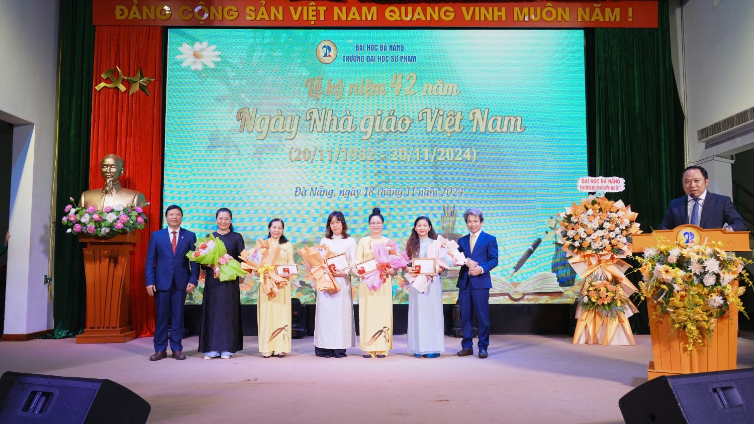 Nhan ky niem chuong Ky niem Ngay Nha giao Viet Nam va Khanh thanh cac cong trinh van hoa UED (5)