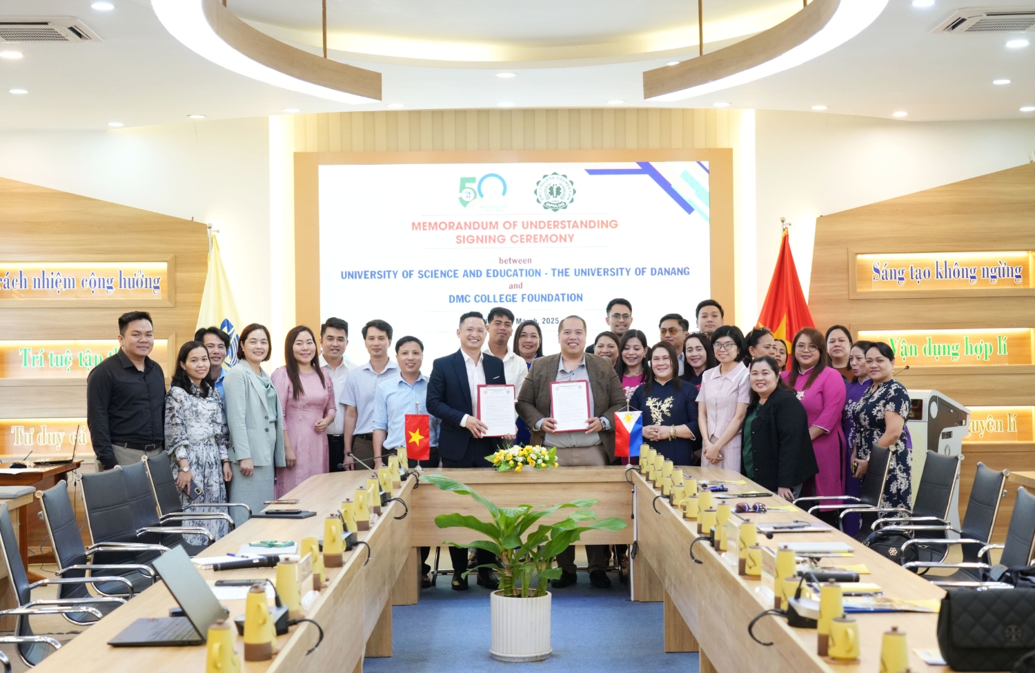 Trường Đại học Sư phạm – ĐHĐN ký biên bản ghi nhớ hợp tác với DMC College Foundation, Philippines