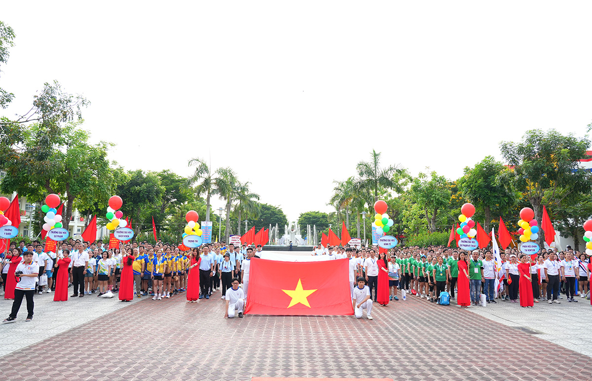Toan canh Khai mac