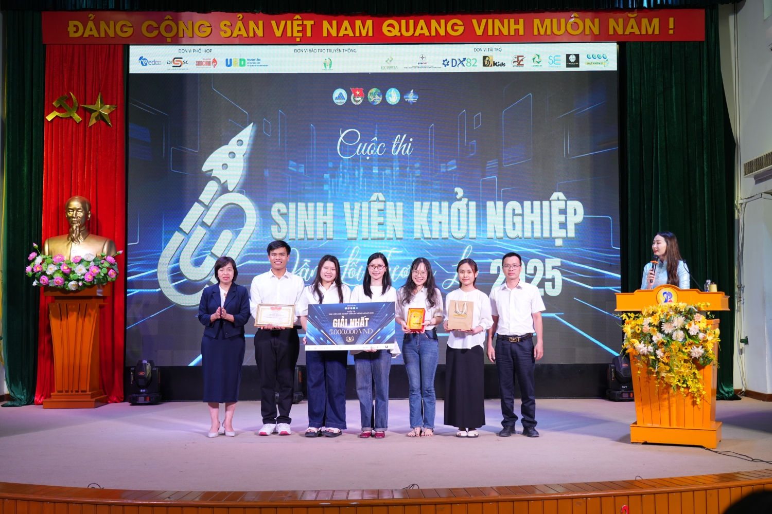 Trao giai Cuoc thi Khoi nghiep