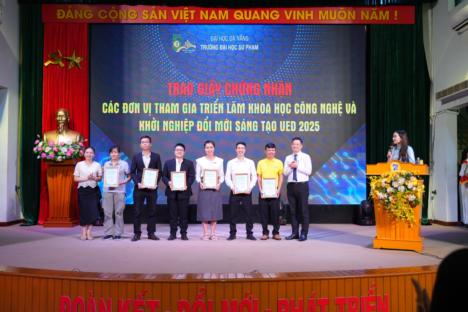 Trao giay CN cac don vi trien lam