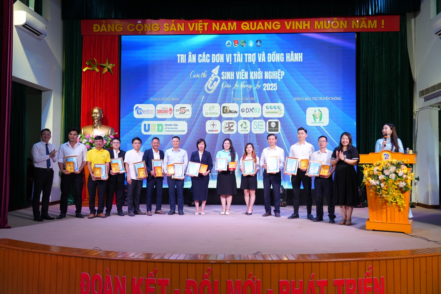 Tri an cac don vi dong hanh