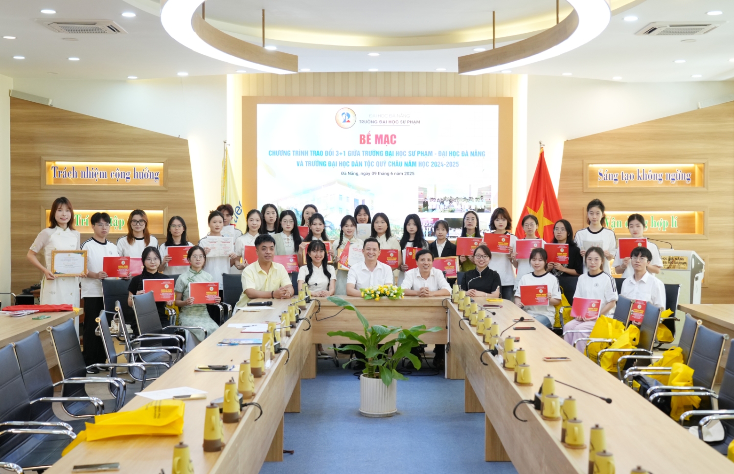 27 sinh viên Trung Quốc hoàn thành Chương trình trao đổi 3 + 1 tại UED