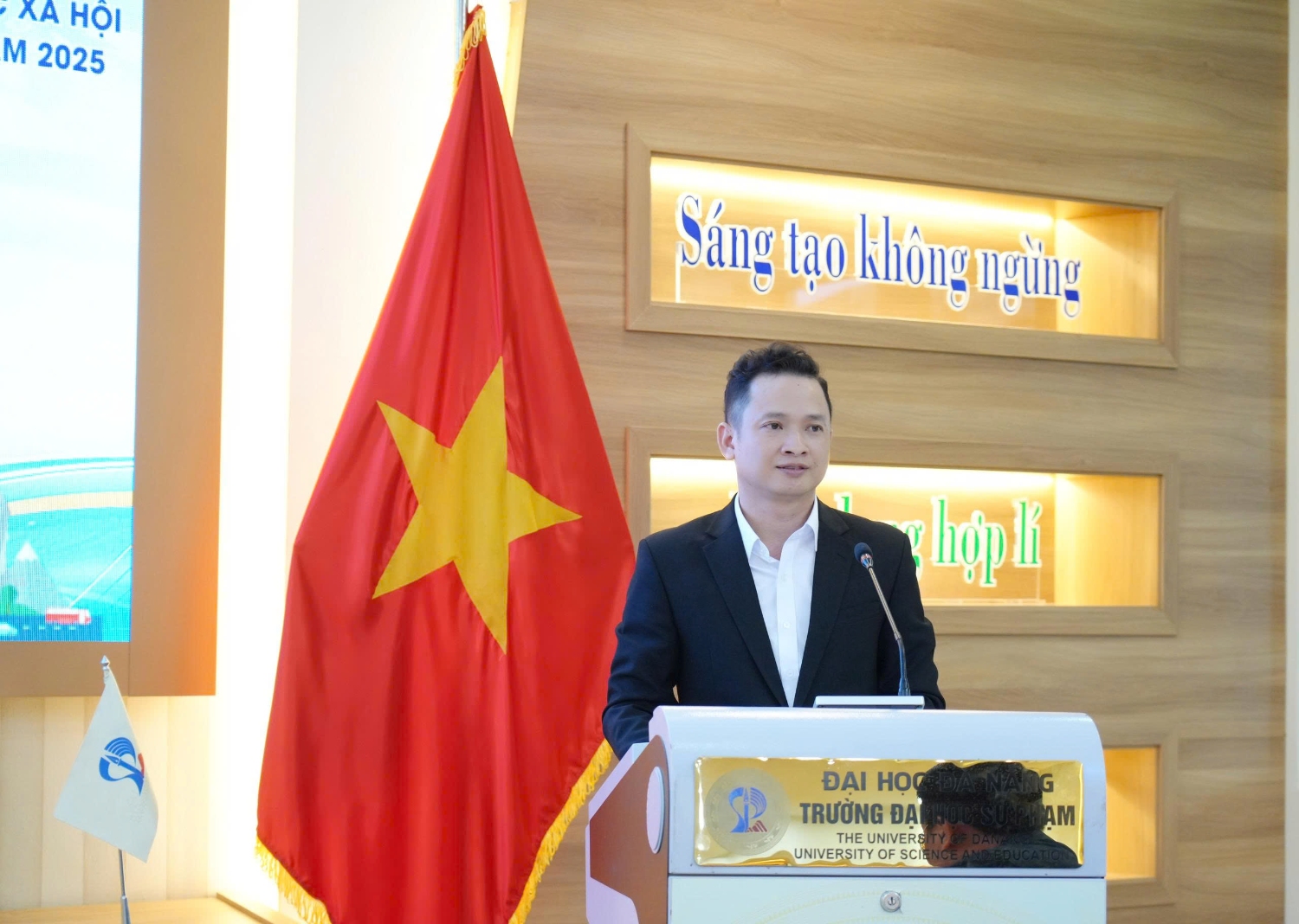 Khai giang Khoa boi duong cho GV Lao 01