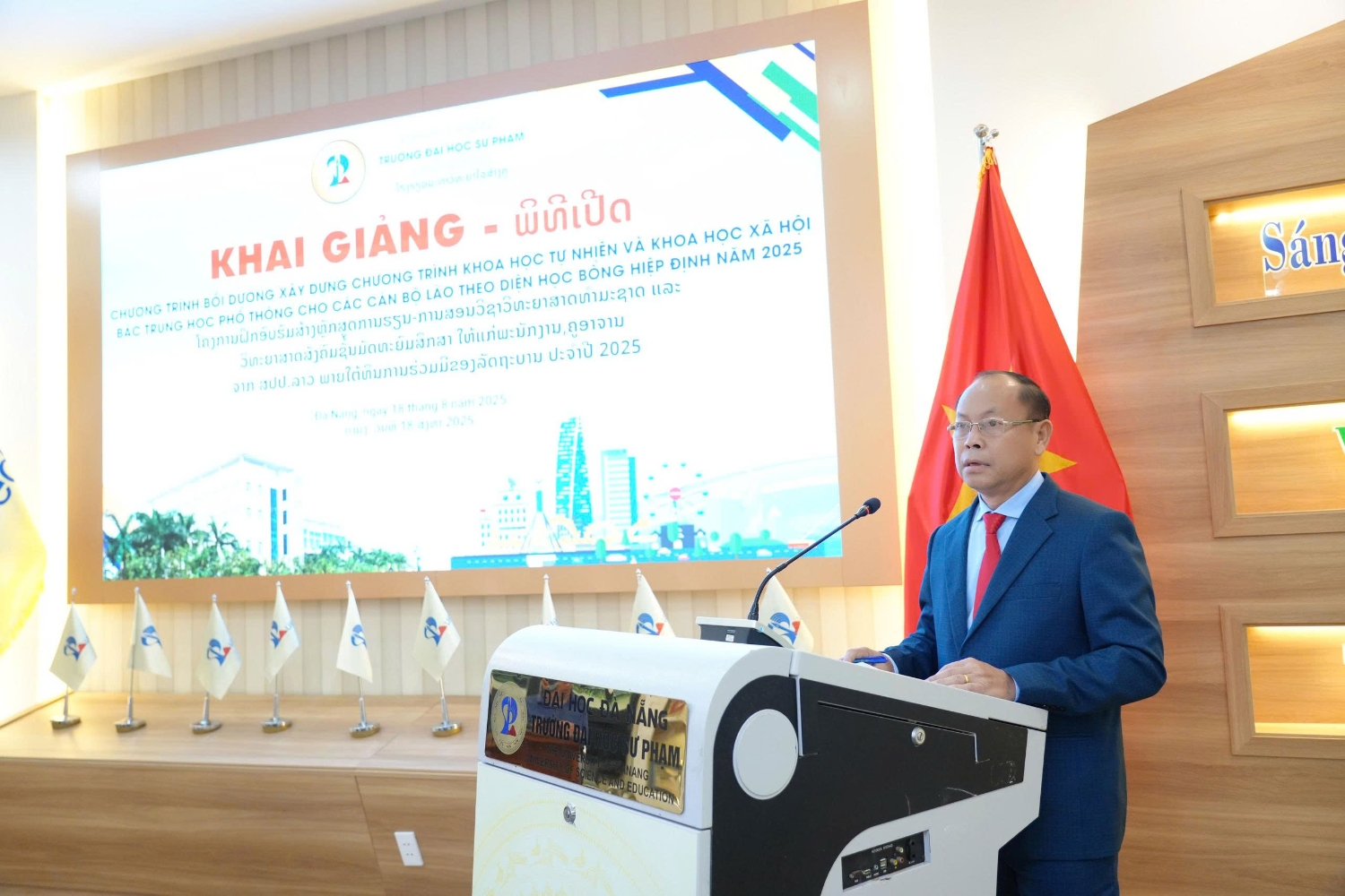 Khai giang Khoa boi duong cho GV Lao 02