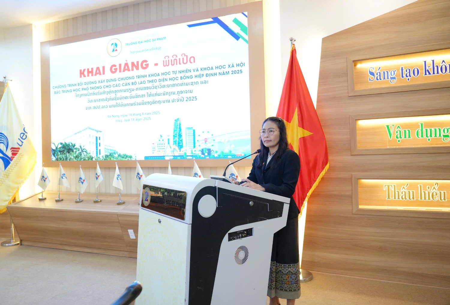 Khai giang Khoa boi duong cho GV Lao 03