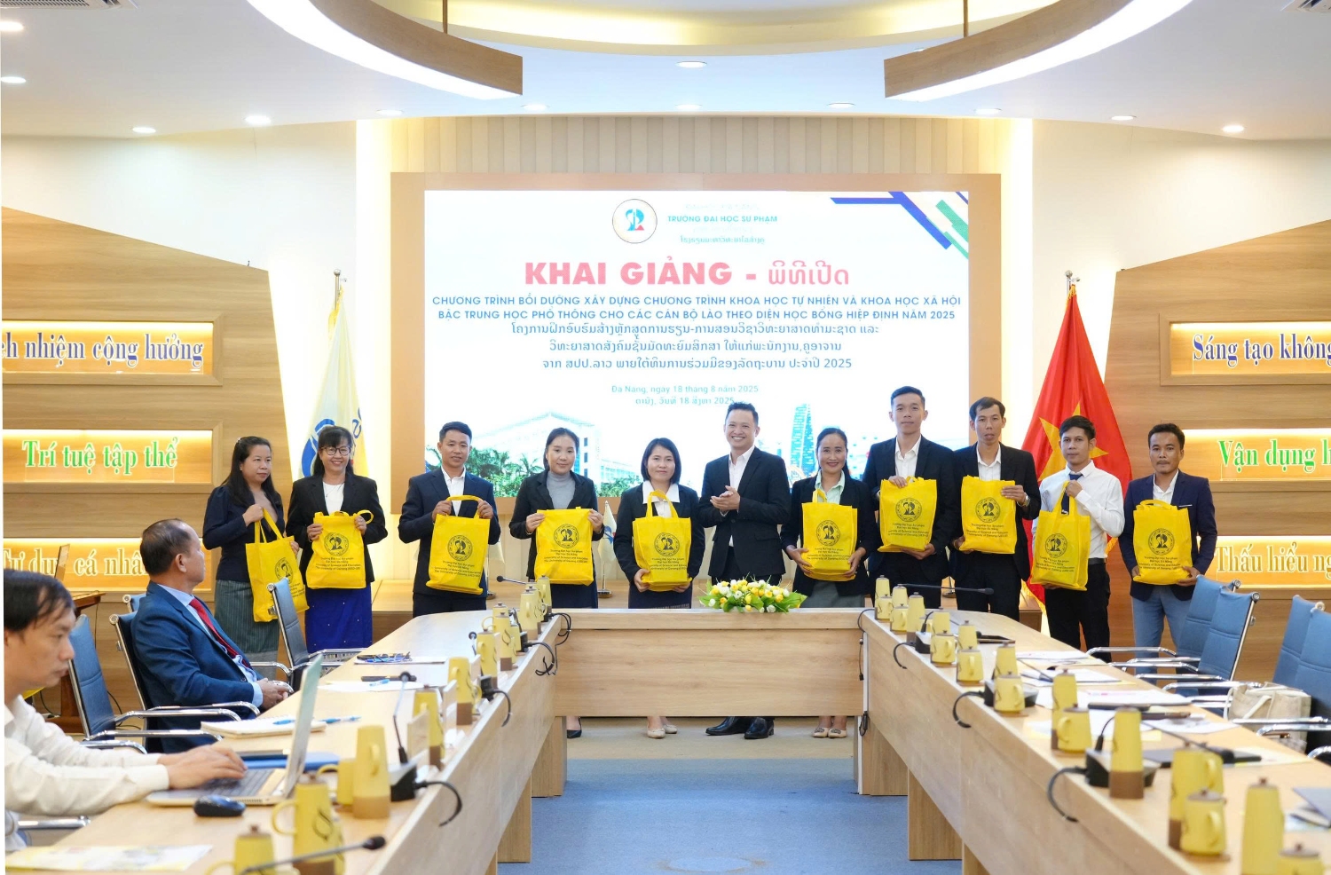 Khai giang Khoa boi duong cho GV Lao 04