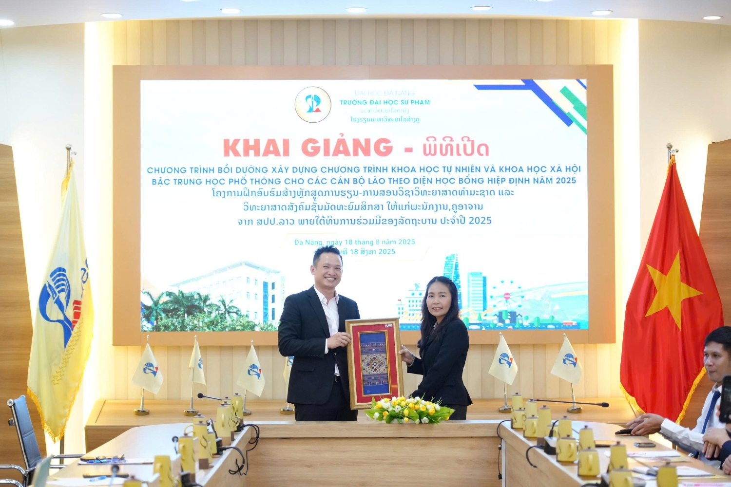 Khai giang Khoa boi duong cho GV Lao 05