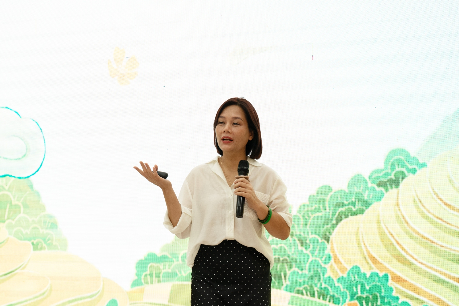 8 Dien gia Nguyen Bong Mai