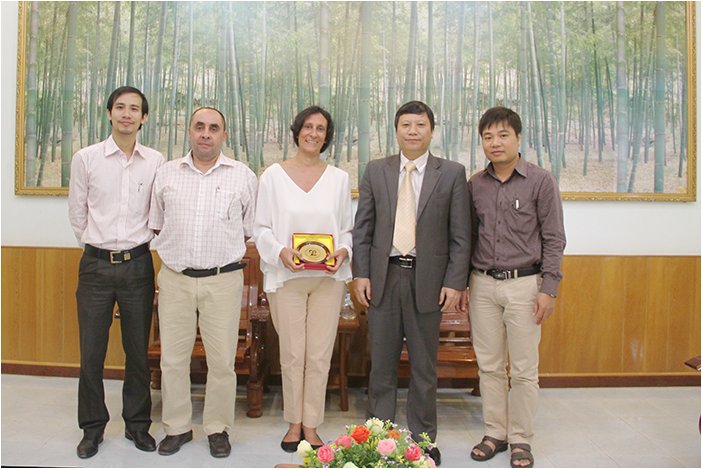 PGS.TS. Lê Quang Sơn – Phó Hiệu trưởng Nhà trường trao quà lưu niệm cho GS. Sara Dimas Fernandes