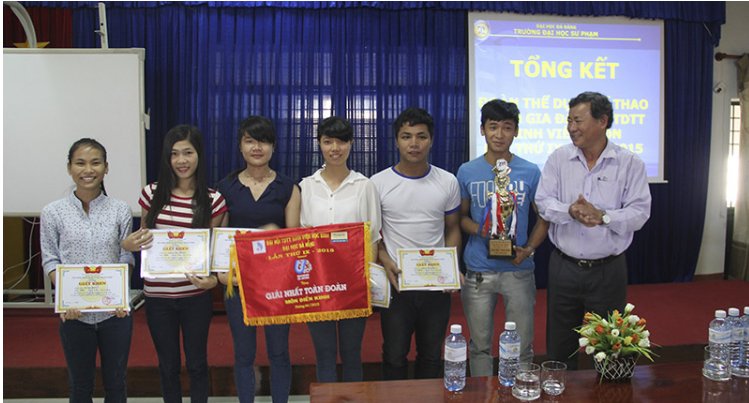 PGS.TS. Lưu Trang tặng giấy khen cho đội tuyển Điền kinh vì thành tích xuất sắc - Nhất toàn đoàn môn Điền kinh.