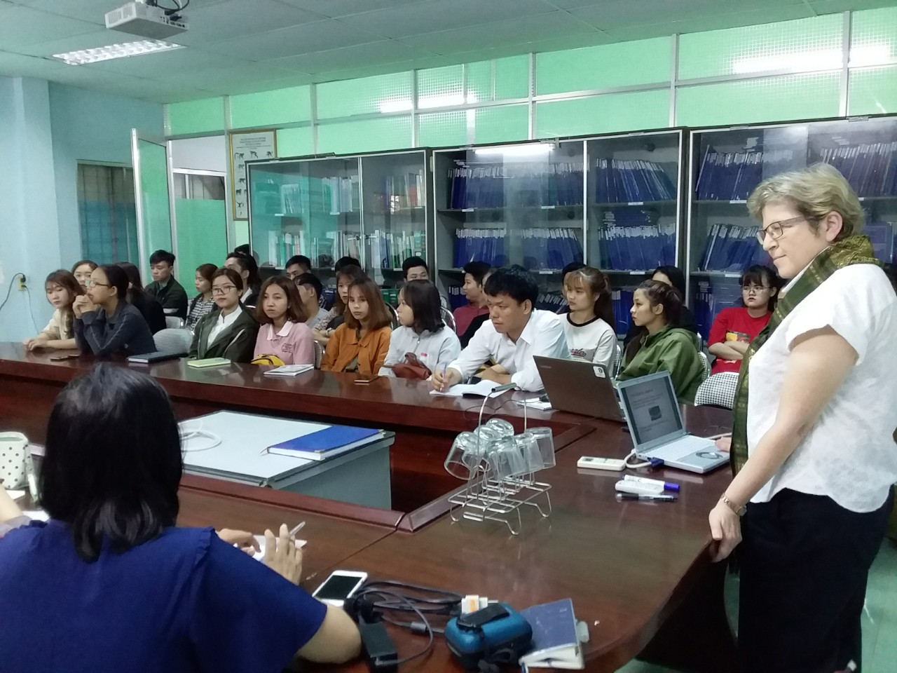 Gs Jane trao doi voi sv