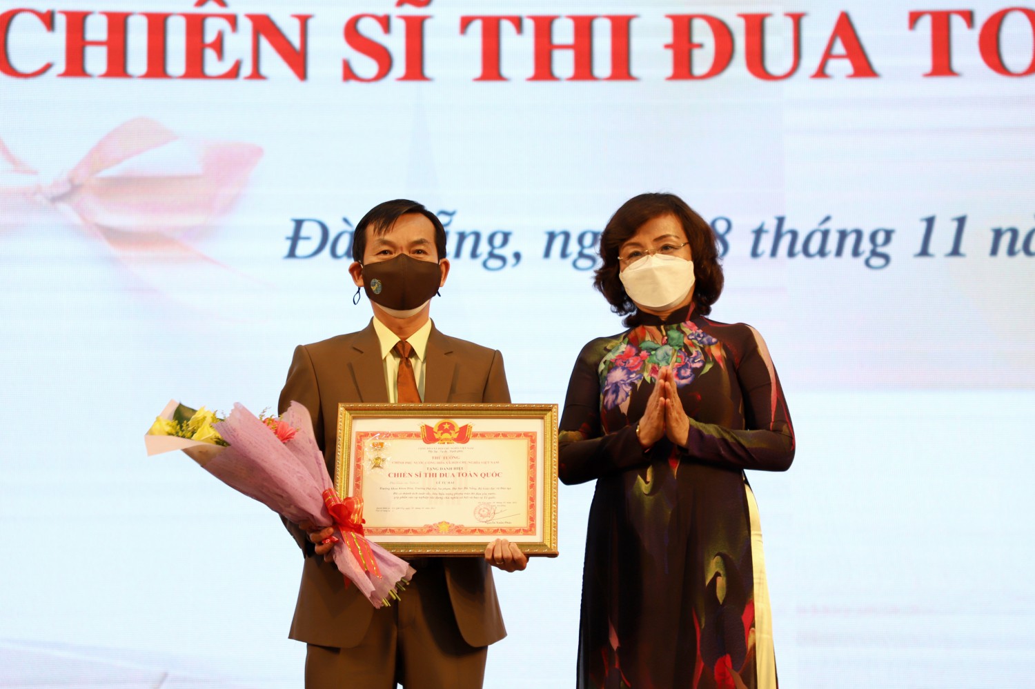 Phó Chủ tịch UBND thành phố Đà Nẵng Ngô Thị Kim Yến trao Danh hiệu 'Chiến sĩ thi đua toàn quốc' cho PGS.TS. Lê Tự Hải