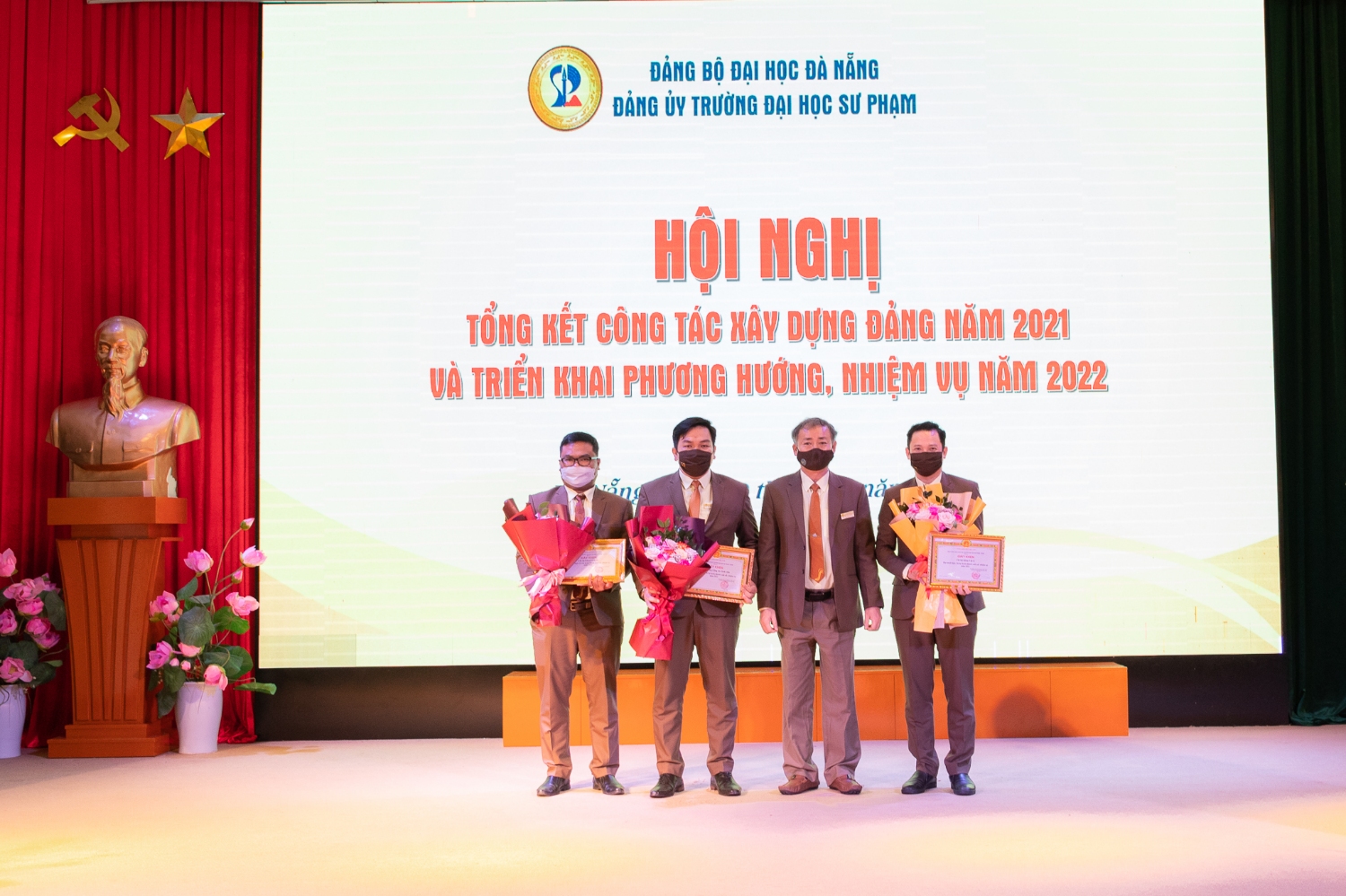 KHEN THƯỞNG CHI BỘ HOÀN THÀNH XUẤT SẮC NHIỆM VỤ