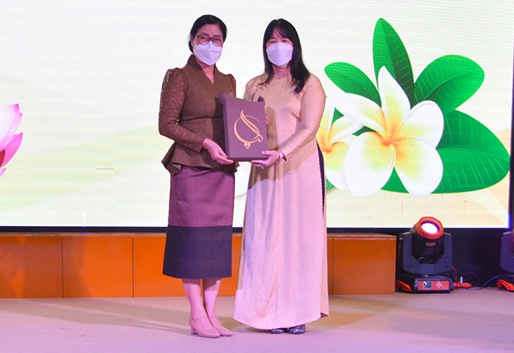 TS. Bùi Bích Hạnh - Phó Hiệu trưởng Trường Đại học Sư phạm tặng bà Lienseng Phengsavath bộ Giáo trình Tiếng Việt dùng cho người nước ngoài