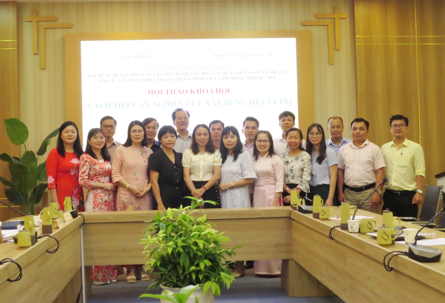 Hoi thao KH cach tiep can nghien cuu xay dung he gia tri 02