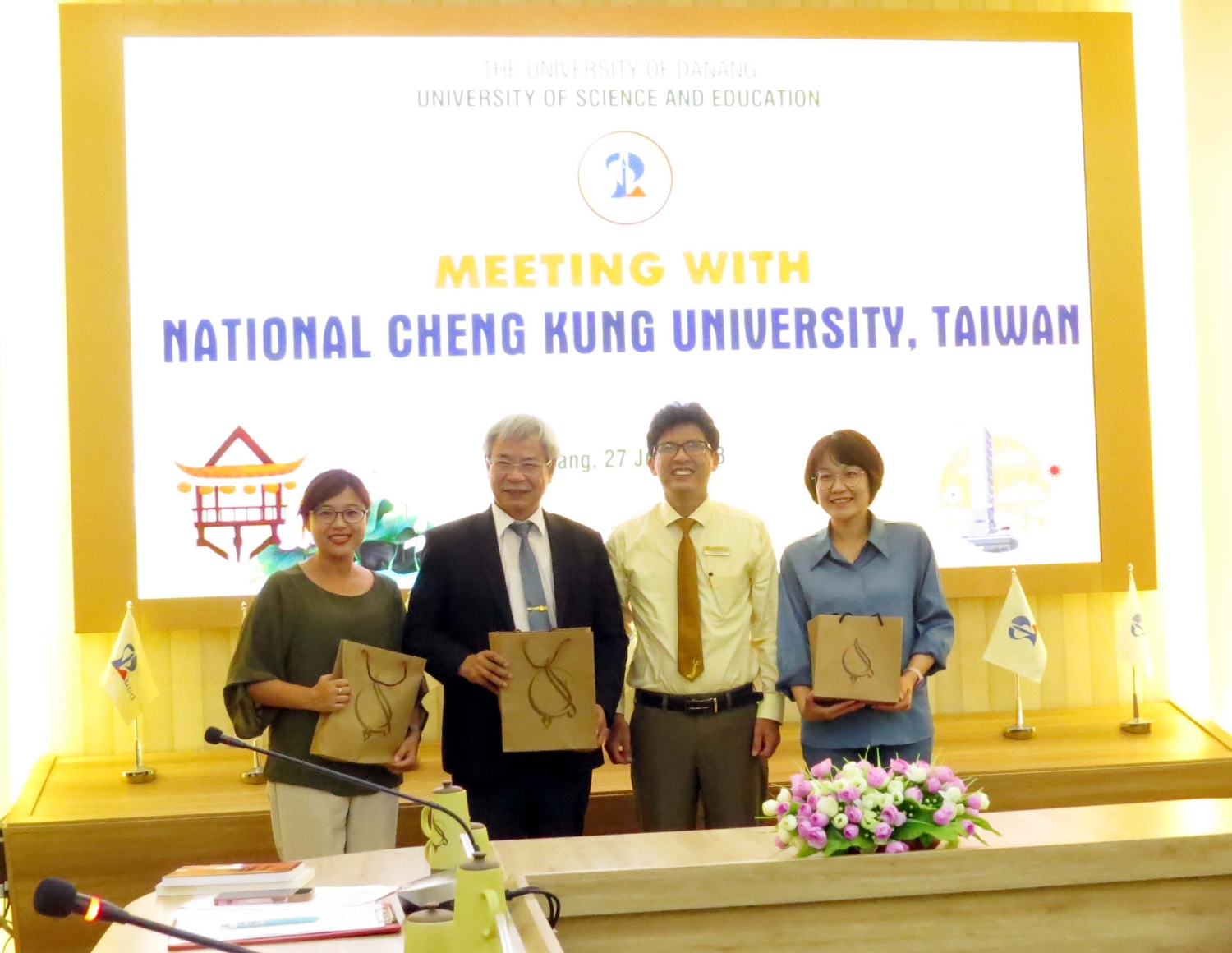 Hop ban co hoi hop tac voi truong DHQG Chung Keng 03