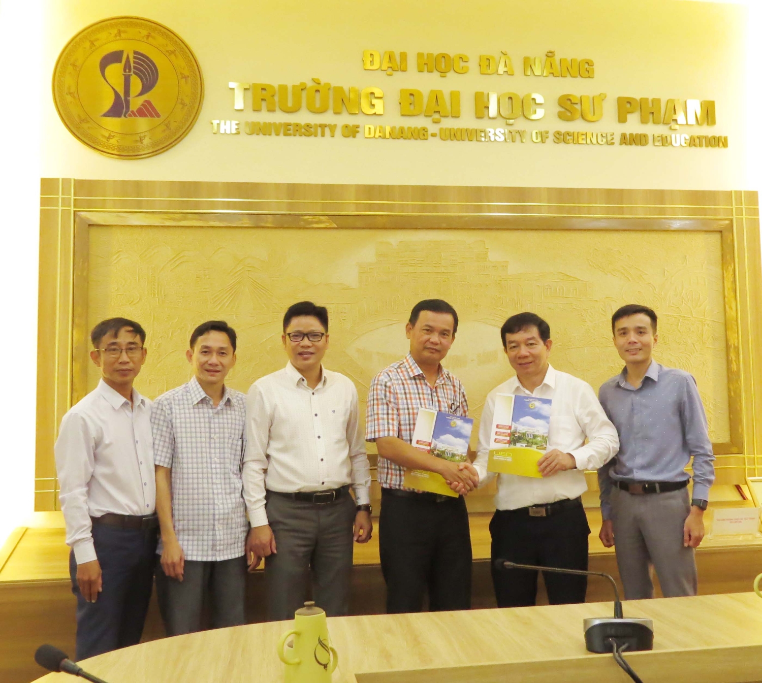 Ky bien ban ghi nho hop tac voi TTGDTX Quang Ngai