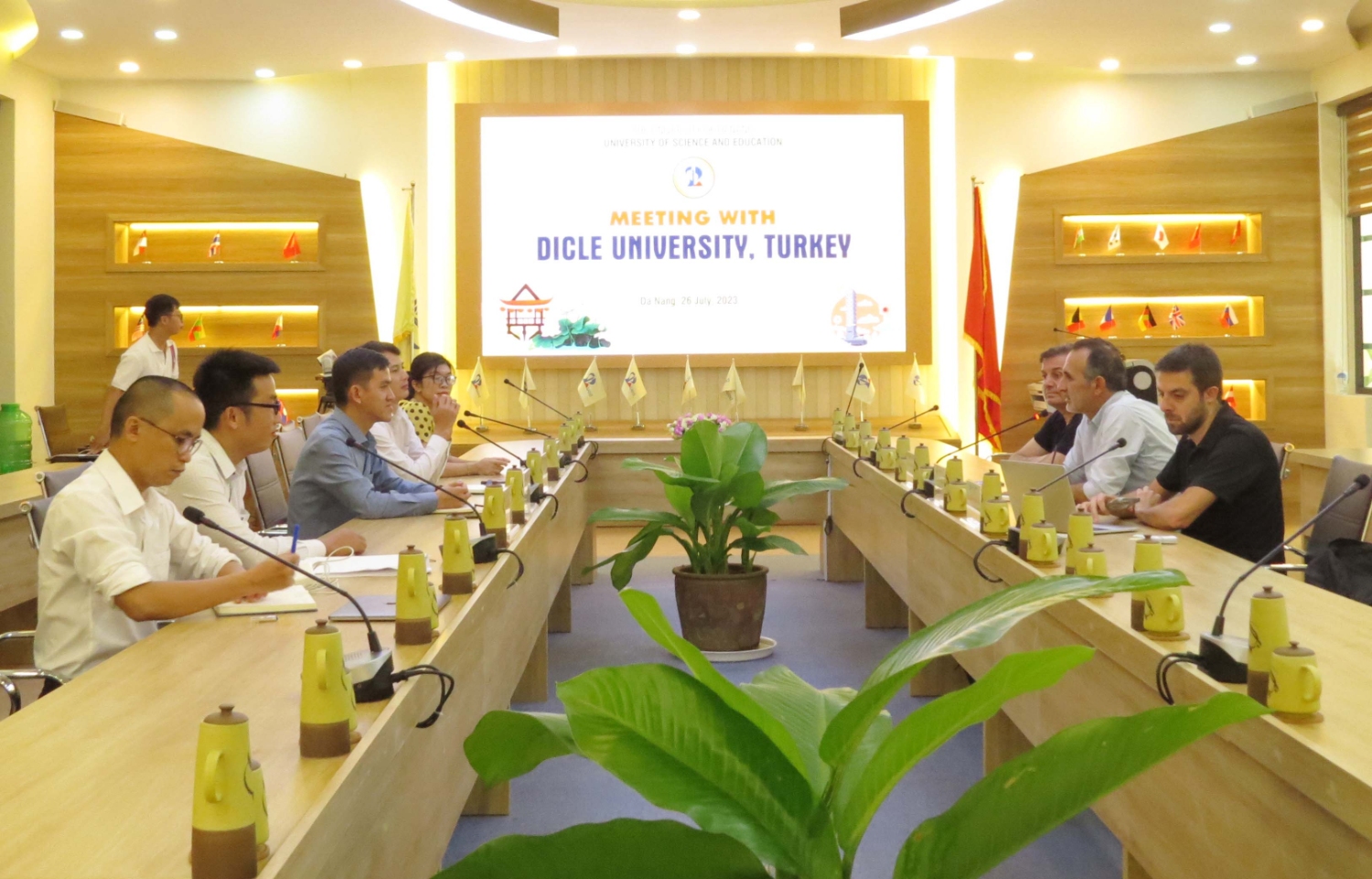 Tiep va lam viec voi dai hoc Dicle 01