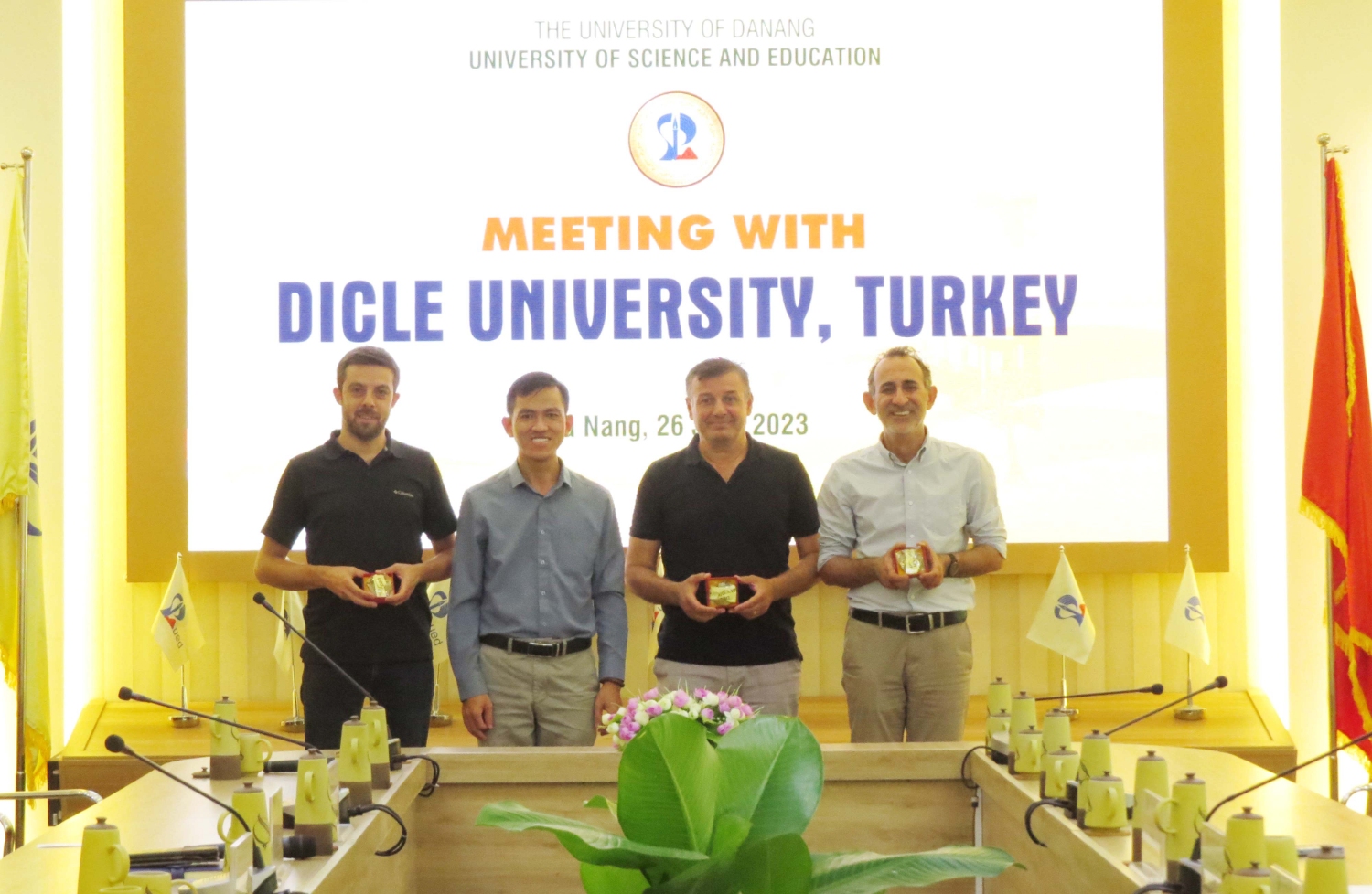 Tiep va lam viec voi dai hoc Dicle 04