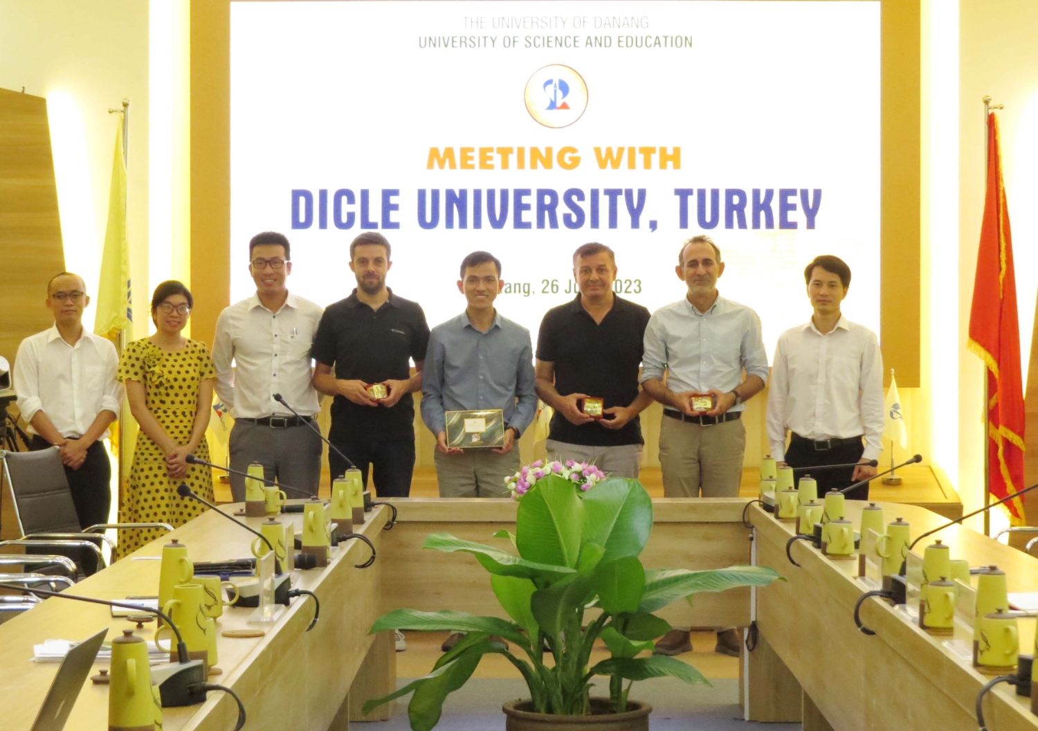 Tiep va lam viec voi dai hoc Dicle 05