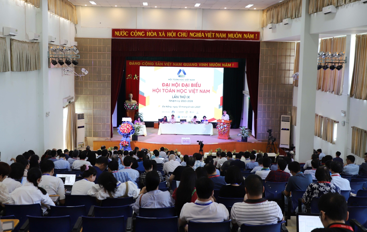 Dai hoi dai bieu Hoi Toan hoc Viet Nam lan thu 9 10