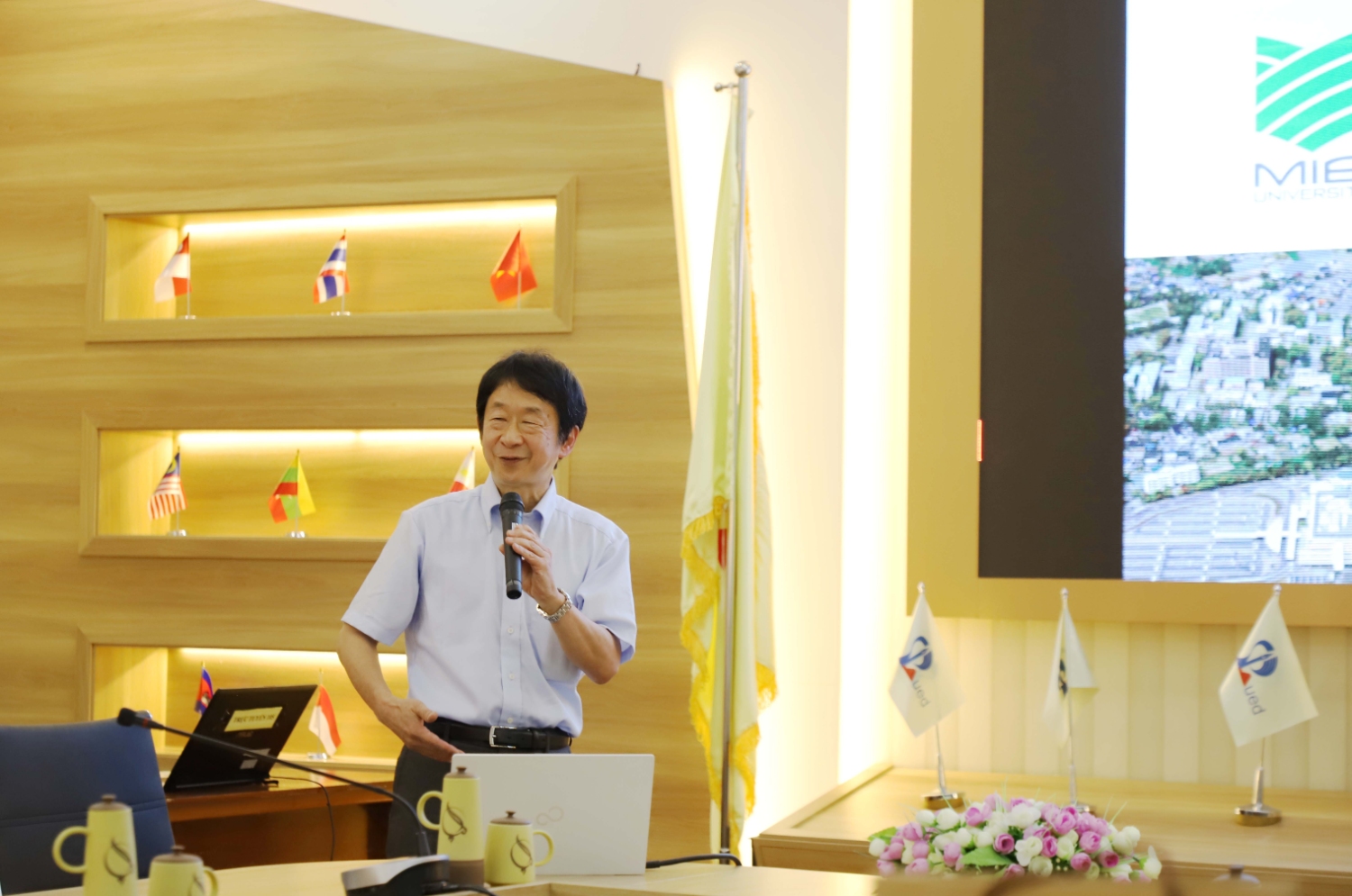 Giao luu voi giao su DH Mie 02